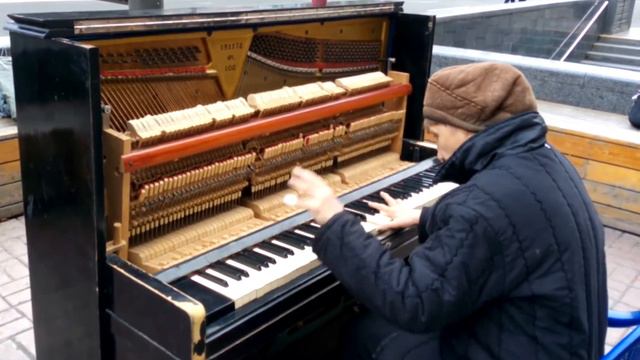Очень красивая музыка на уличном пианино Very beautiful music on the street piano смотреть онлайн