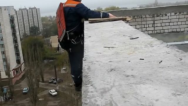 Выход на верёвку через парапет.AVI смотреть онлайн