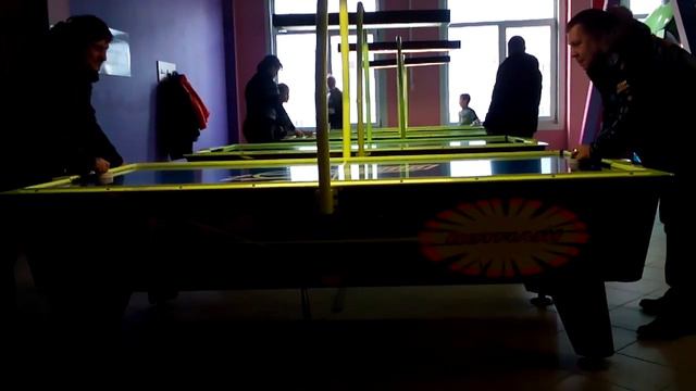 Игра в аэрохоккей. Псков. смотреть онлайн