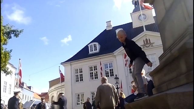 Оркестр на улицах города Рандерс в Дании смотреть онлайн
