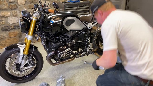 BMW RnineT - Oil Change - How To - R9T смотреть онлайн