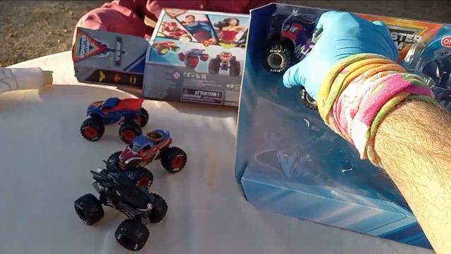 Monster Jam Monday! DC Insanity Target 5-Pack! смотреть онлайн