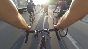 Почему шоссейный велосипед быстрее: бешеная гонка на темповой тренировке