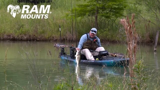 Early Morning Bass Fishing: THAT FISH ISN'T THAT BIG смотреть онлайн