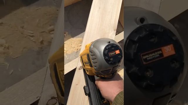 Гвоздезабивной пистолет Dewalt смотреть онлайн