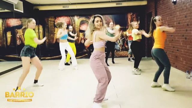 Женский стиль: реггетон с Мари в клубе BARRIO смотреть онлайн