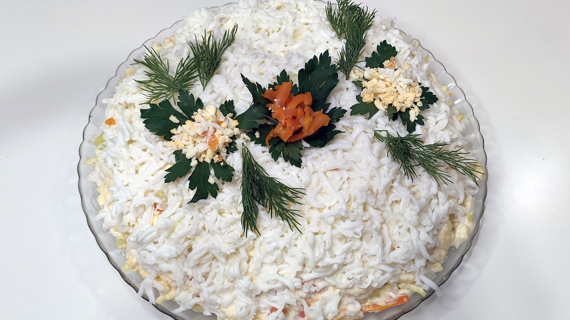 Вкусный салат с красной рыбой. Легкий в приготовлении. смотреть онлайн