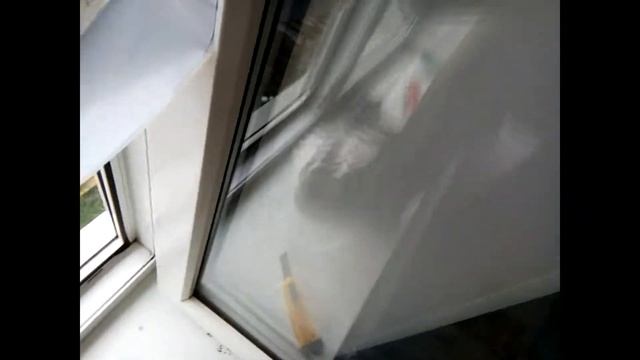 Старая пленка на пластиковом окне, снять смотреть онлайн