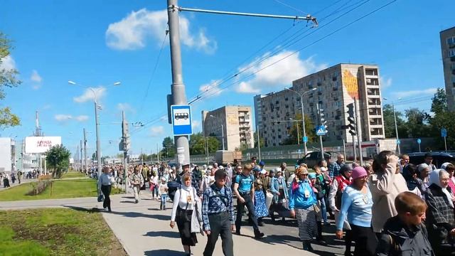 Пермь . Улица Героев Хасана . Много верующих. смотреть онлайн