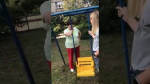 Женщина выгоняет маленького ребёнка и ребёнка-инвалида с Детской площадки.