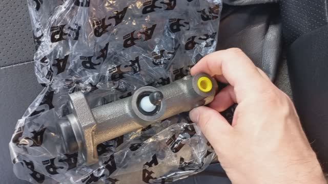 Замена главного цилиндра сцепления в Ниве Шевроле 2004г смотреть онлайн