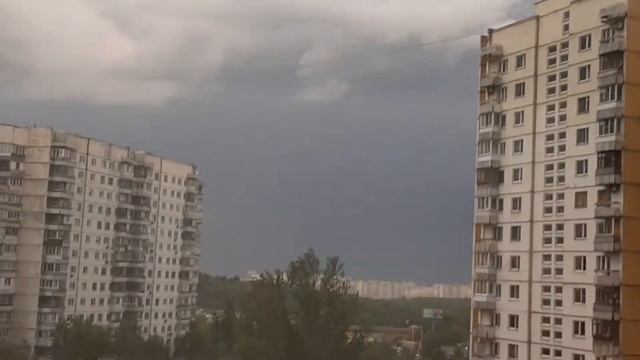 Жуткая гроза. Приближение огромного грозового фронта вечером 2 июня 2022.Гроза,ливень,шквал,град. смотреть онлайн