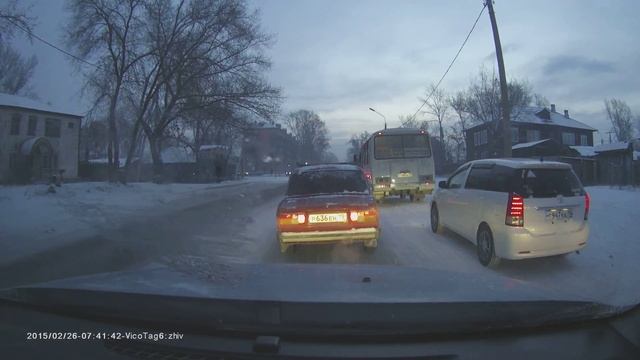 Абакан. ПДД. Пробку можно объехать по обочине смотреть онлайн