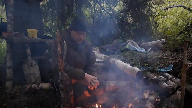 Ночевка в лесу рядом с рекой. Прогулка с лайкой. Бушкрафт смотреть онлайн