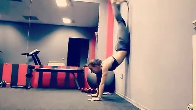 Лучшая растяжка у стены! смотреть онлайн