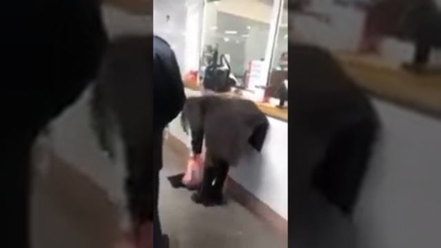 Пьяная девушка дерётся с полицией в метро... смотреть онлайн