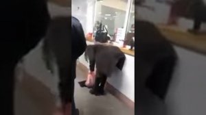 Пьяная девушка дерётся с полицией в метро...