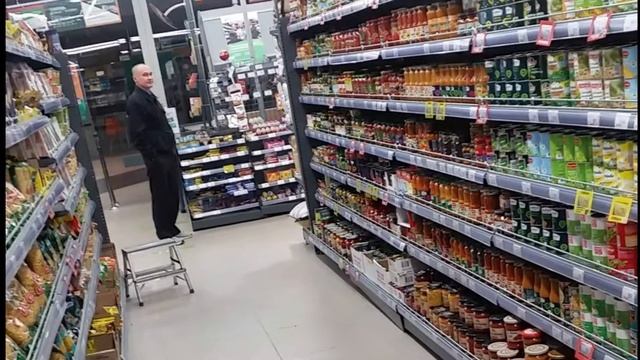 СМЕШНОЙ ОХРАННИК В МАГАЗИНЕ ПЕРЕКРЁСТОК смотреть онлайн