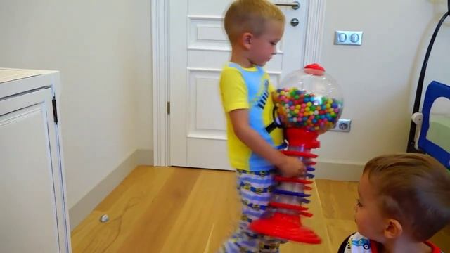 Bad Kids Walk Through the Wall - Kids Prank their Mommy, Family Fun Toy for Kids смотреть онлайн