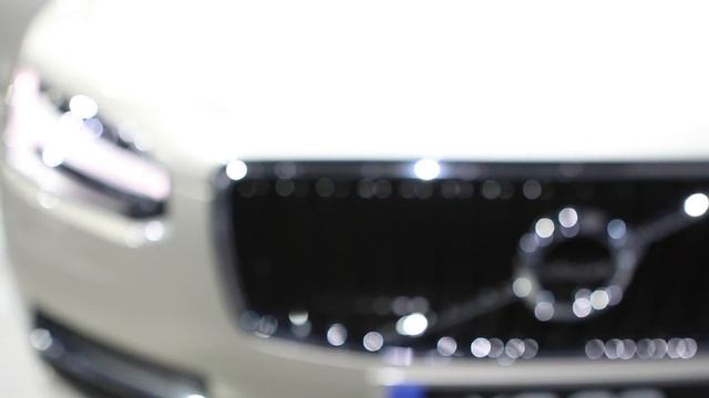 LA Auto Show: New XC90 and V60 Cross Country | Driving.ca смотреть онлайн