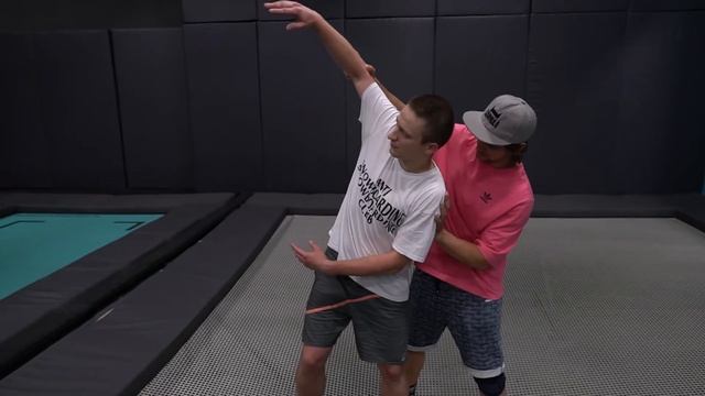 Как сделать бэкфлип - How to backflip смотреть онлайн