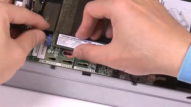 Lenovo ThinkSystem SN550 V2 installing an M 2 drive смотреть онлайн