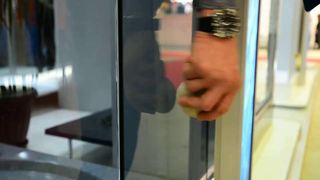 Проверка закаленного стекла на прочность. Удар камнем смотреть онлайн