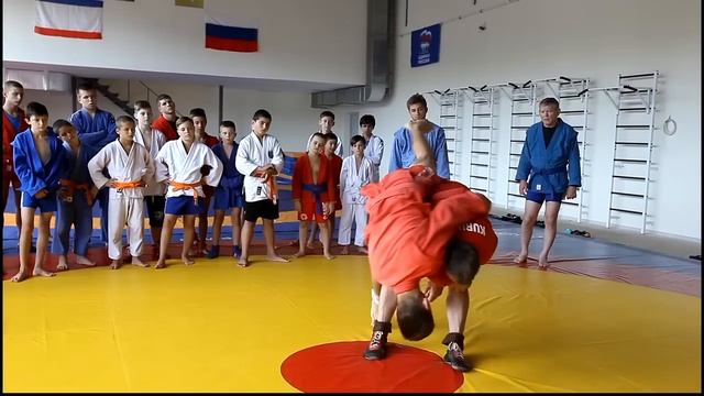 Бросок через спину от Игоря Куринного. Back throw by Igor Kurinnoy смотреть онлайн