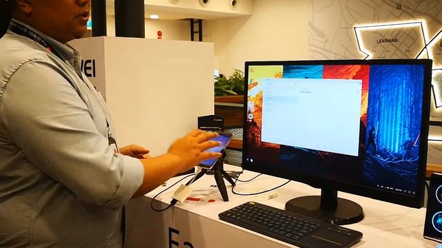 Huawei's EMUI Desktop on the Huawei Mate 10 - Introduction and Features смотреть онлайн