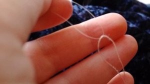 Как заправить нитку в мелкое отверстие бусины. Мои секреты.