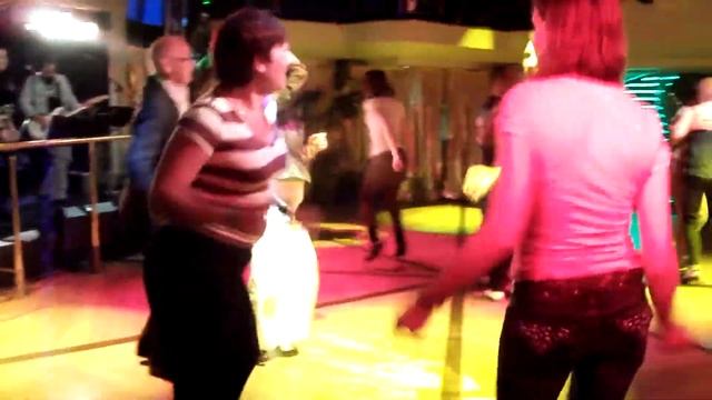 глядя на танцы на пароме 2 смотреть онлайн