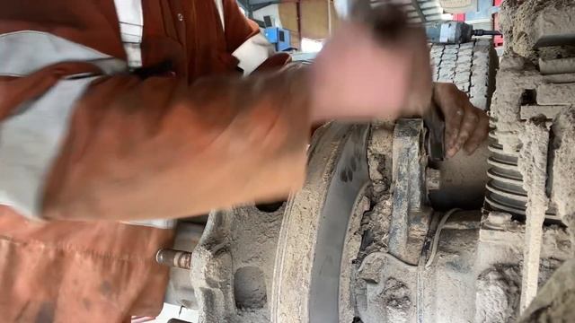Renault C range calliper bolt removal (Mac tools) (expert tools) смотреть онлайн