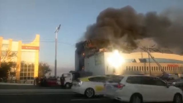 Горит торговый центр "Максим". ВЛАДИВОСТОК смотреть онлайн