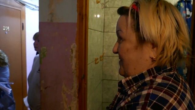 В таком доме жить нельзя! Перекрасим "черный" подъезд Старовского, 17. Первая встреча с жильцами. смотреть онлайн