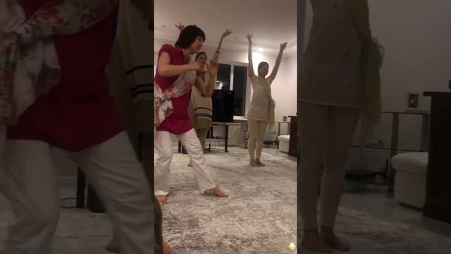 Дипавли (Diwali) 2021: Ученики танцуют классический индийский танец в стиле кучипуди смотреть онлайн
