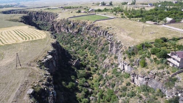 Невероятно красивый каньон в Армении у села Агаракаван | Ագարակավանի ձոր смотреть онлайн