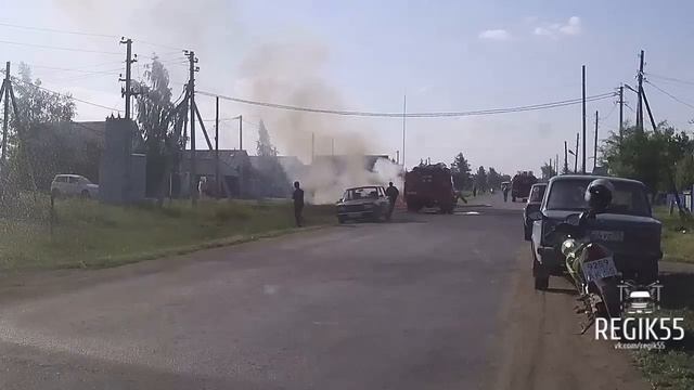Горящий автомобиль, р.п. Нововаршавка, Омская обл. (09.06.2016) смотреть онлайн