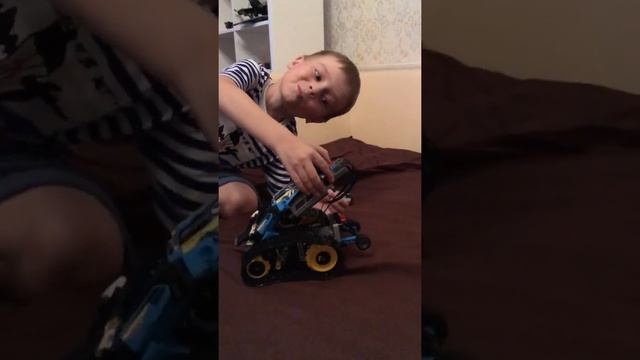 Лего Техник 42095 Радиоуправляемый гонщик. Часть 2 смотреть онлайн