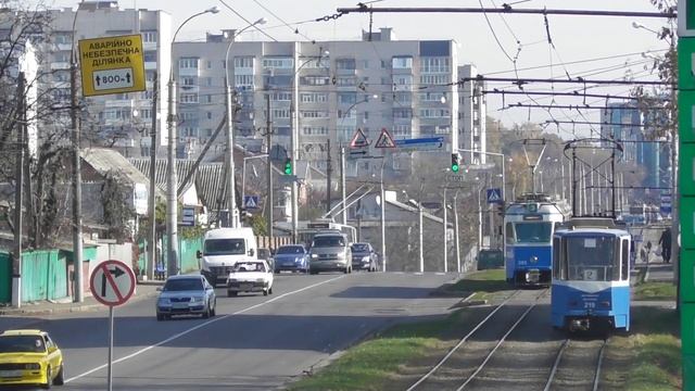 FHD. Осень. Трамваи Tatra KT4SU №219 и Be 4/6 Mirage №305 на улице Келецкой. 30.10.2018 смотреть онлайн