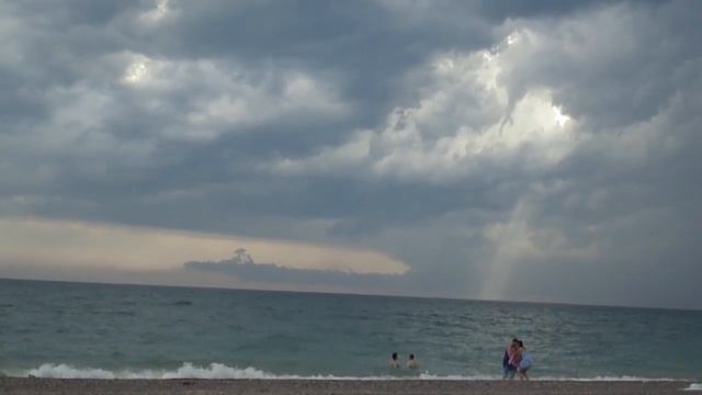 В небе Евпатории луч света среди грозовых туч смотреть онлайн