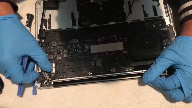 CAMBIAR TECLADO TRACKPAD, MACBOOK PRO, RETINA 13IN, A1502, parte 1 смотреть онлайн