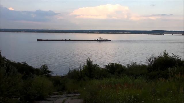 Буксир ОТ 2437 с четырьмя баржами в Ульяновске 21 07 2017г смотреть онлайн
