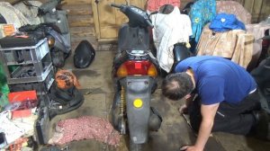 Ремонт Suzuki Lets 2 Италия Снимаем мотор Часть 1