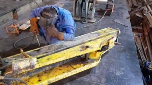 Ремонт стрелы экскаватора-погрузчика. ЗАВОД КОВШЕЙ