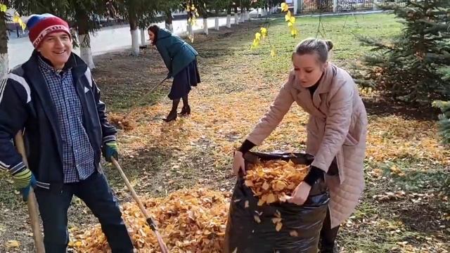 Жители райцентра вышли на уборку улиц. смотреть онлайн