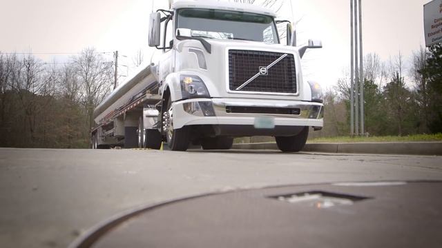 Volvo Trucks - Fuel efficiency with Adaptive Gearing - Meet Our Customer: Abbott Oil смотреть онлайн