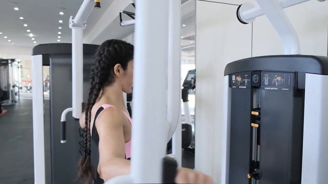 Фитнес тренер тренажерного зала Сол Зарина смотреть онлайн