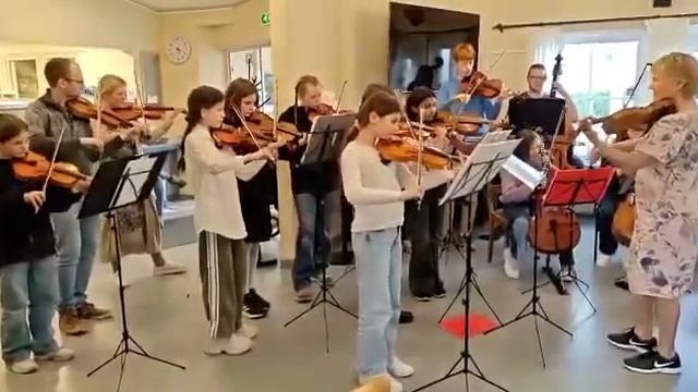 Friends of Violin Friends performing Samba Lele with string orchestra in Norway. Larvik kulturskole смотреть онлайн