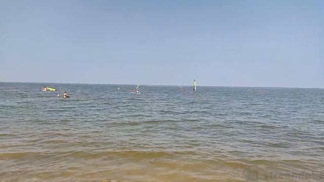 Ейск жаркая погода, людей очень много, пляжи полные... смотреть онлайн