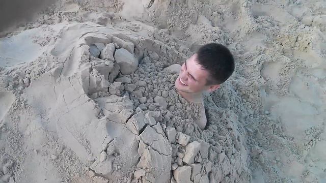 Парня закопали в песок. Сам вылез смотреть онлайн